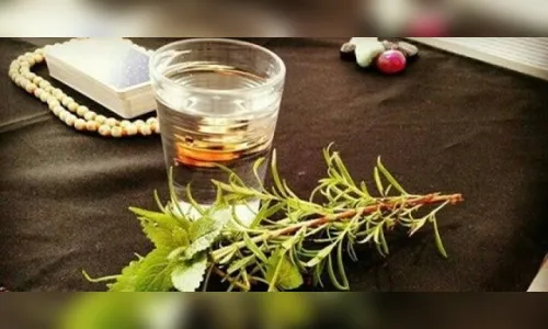 Mulher com vestes de cigana oferece orações e furta R$ 400,00 da vítima