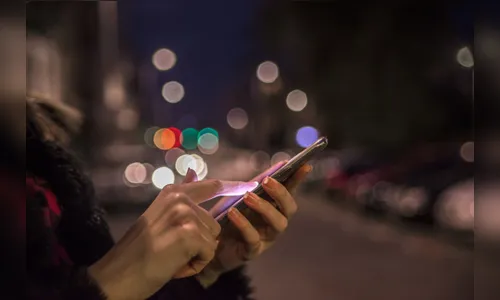 Filha é repreendida, liga para 'amigos' que vão até a casa da família e agridem o pai dela