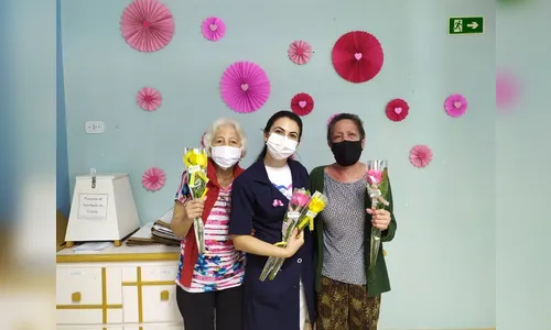 Pacientes do Providência ganham rosas de voluntárias