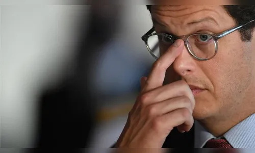 Conta de Salles do Twitter é excluída após ofensa a Rodrigo Maia