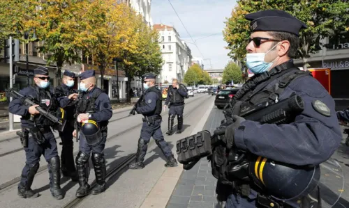 França eleva nível de ameaça à segurança para patamar mais alto