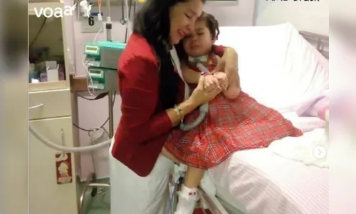 Mulher adota criança com doença rara que foi abandonada pela família