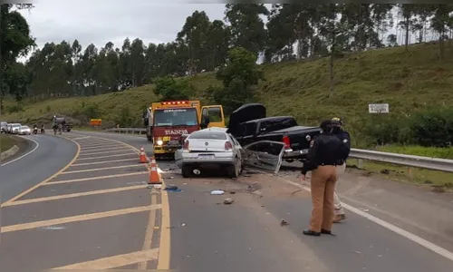 Colisão entre Gol e Amarok na BR-376 deixa um morto e quatro feridos