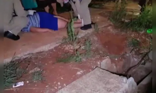 Mulher cai dentro de bueiro ao desembarcar de carro