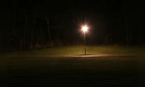 Menino de 7 anos é encontrado sozinho na madrugada após briga entre os pais