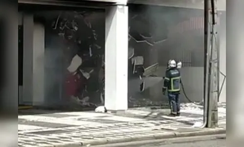 Incêndio destrói fachada de agência bancária