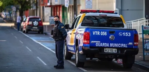 Motorista atinge poste de semáforo e foge; GM foi chamada