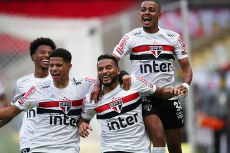 São Paulo goleia o Flamengo no Maracanã