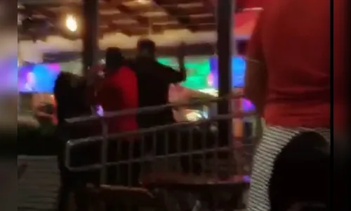 Mulher apanha do marido ao defender irmão em briga de bar