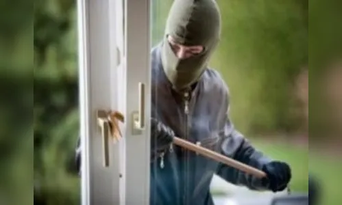 Ladrão invade casa e furta revólver, bicicletas e talão de cheques