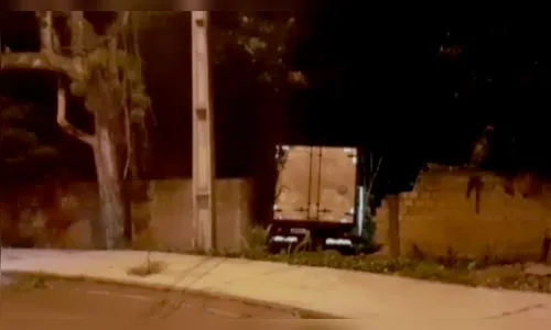 Motorista perde controle, atinge muro e invade terreno com caminhão