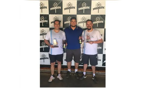 Dupla de Apucarana conquista torneio de tênis em Maringá