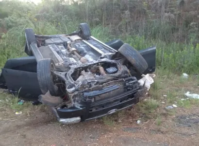 Mulher morre após carro capotar na BR-153, no Paraná