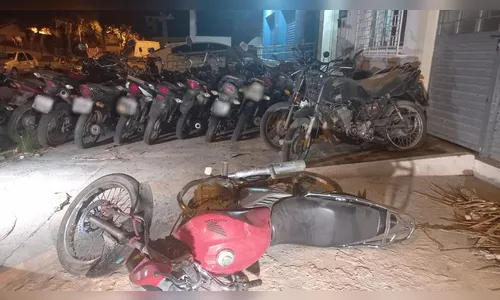 Moradores flagram homem roubando moto em frente à delegacia