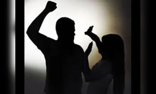 Ex não aceita separação e agride mulher na rua