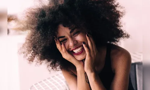 Dia Nacional do Cabeleireiro: conheça mais sobre transição capilar