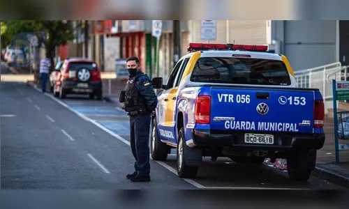 Criança de dois anos é encontrada sozinha na rua; GM foi chamada