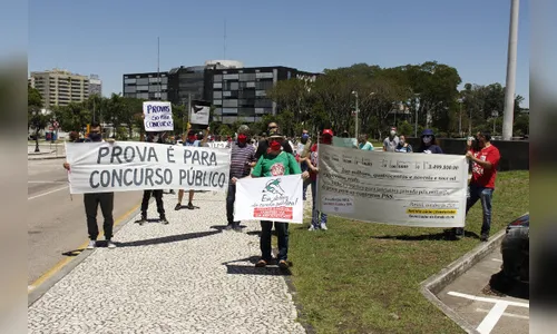 Professores organizam protesto em frente ao Palácio Iguaçu