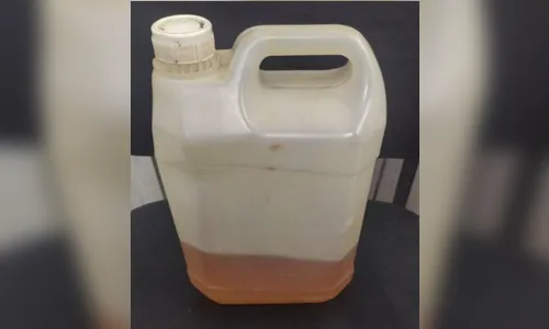 Homem tenta atear fogo em uma casa e PM é chamada