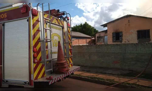 Condutor sem CNH tem casa incendiada após atropelar criança de 10 anos