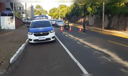 Óleo na pista provoca queda de motociclista