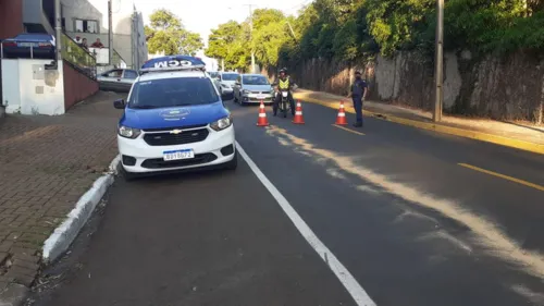 Óleo na pista provoca queda de motociclista