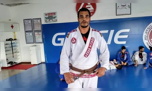 Lutador de jiu-jítsu morre engasgado com carne ao lado da filha