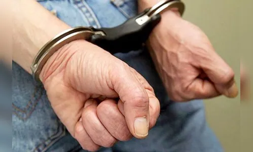 Homem com tornozeleira é preso na frente do filho após furtar carne