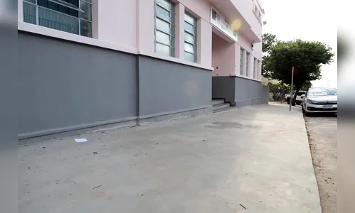 Prefeitura restaura calçada no entorno da Delegacia da Mulher