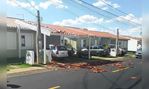 Casas são destelhadas em Uberlândia após passagem de aeronave