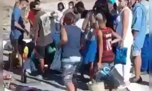 Multidão disputa oferenda de R$ 15 mil deixada em cemitério; Vídeo