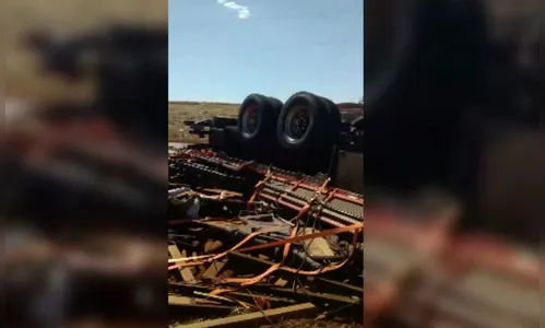 Caminhoneiro se perde em curva e sofre acidente na PR-239; assista