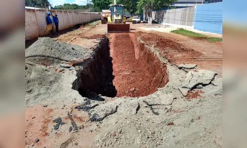 Sanepar faz reparos em rede localizada na Rua Juriti Vermelha