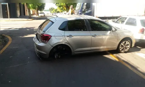 Carro perde a roda após batida no centro de Apucarana