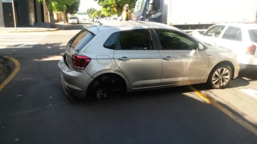 Carro perde a roda após batida no centro de Apucarana