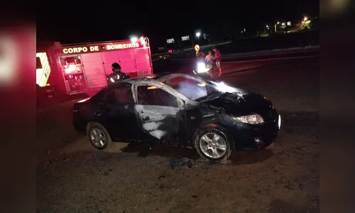 Corolla pega fogo na PR-466  e fica destruído