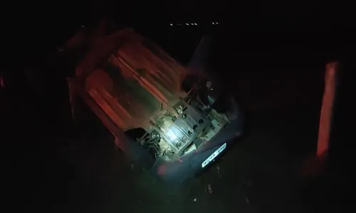 Carro capota e fica pendurado em cerca em rodovia de Cambira