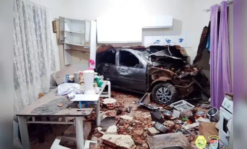 Fiat Siena desgovernado invade casa em  Pitanga