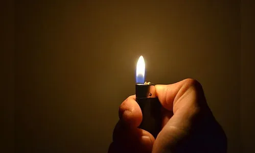 Marido joga álcool na esposa e tenta atear fogo; isqueiro falhou