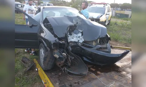 Homem rouba carro, sofre acidente e acaba preso