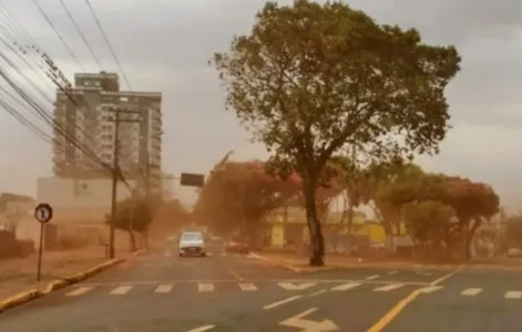 Vento e poeira trazem chuvas com alerta para a região