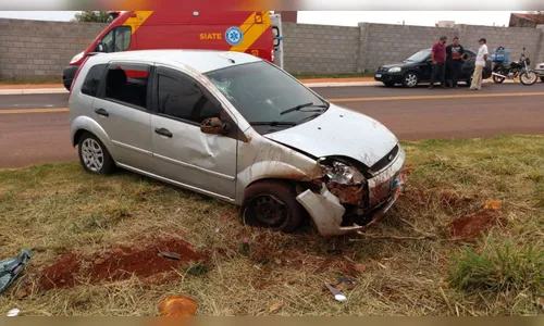 Mulher fica ferida em capotamento na Avenida Cristiano Kussmaul