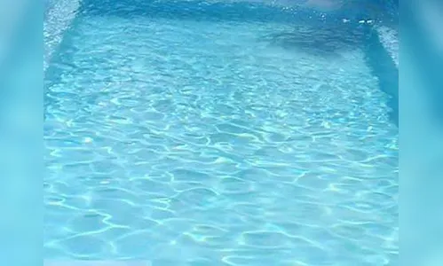 Adolescentes invadem associação, nadam em piscina e ainda ameaçam caseiro