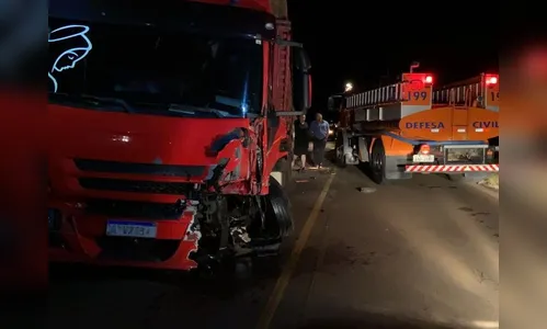 Condutor de caminhonete morre após colidir frontalmente com caminhão