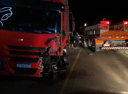 Condutor de caminhonete morre após colidir frontalmente com caminhão