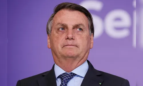 Um dia após suspensão da Coronavac, Bolsonaro tuíta sobre suas ações contra covid