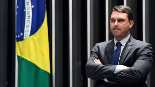 Mensagens de ex-assessora de Flavio Bolsonaro sobre "rachadinhas" são divulgadas