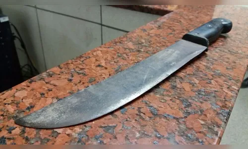 Homem armado com facão parte para cima de PMs, em Ivaiporã