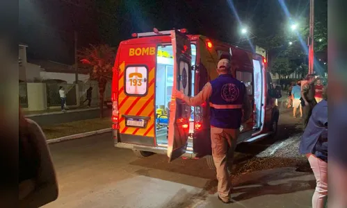 Motociclista fica ferido gravemente em colisão com poste de iluminação