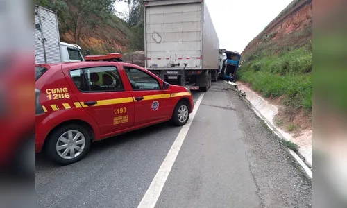 Colisão entre carreta e ônibus deixa dois mortos e seis feridos na BR-381